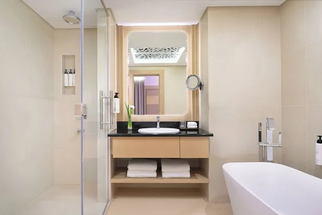 جناح ملكي بسرير مزدوج بشرفة بجاكوزي، Swissotel Al Murooj Dubai 6/6