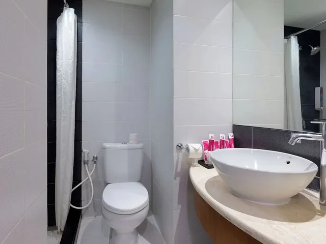 غرفة عائلية بسرير مزدوج وسرير فردي، favehotel Manahan - Solo 7/8