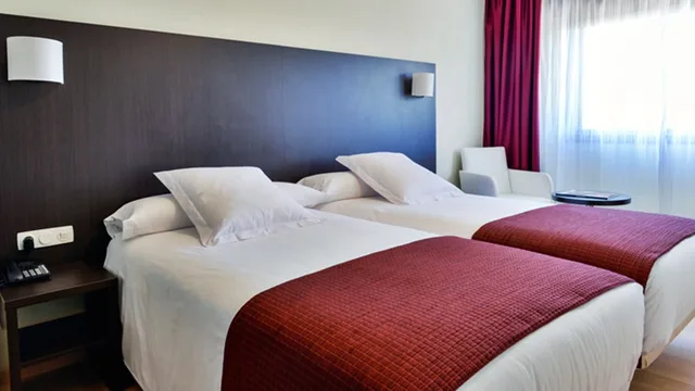 غرفة قياسية ثلاثية، Hotel Santiago Apostol Husa Santiago Apostol 1/1