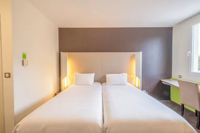 Standard, 3 Beds, Hotel Restaurant Campanile Roissy Le Mesnil-Amelot 1/10