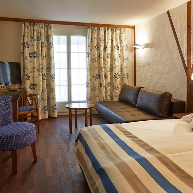 جناح جونيور، Hotel Adler Zurich 2/5