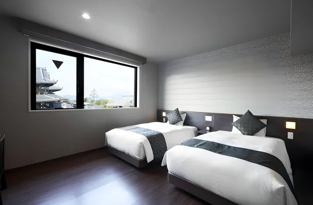 غرفة ديلوكس ثلاثية بسريرين مزدوجين بإطلالة على المدينة، Hotel Kuu Kyoto 1/1