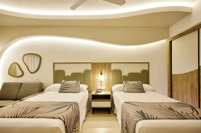 جناح جونيور بسرير كينج بإطلالة على البحر بغرفتي نوم، Riu Palace Aquarelle 2/3