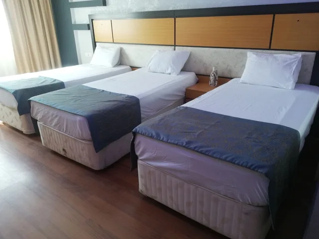غرفة ثلاثية بثلاثة أسرّة، Unaten Otel 3/3