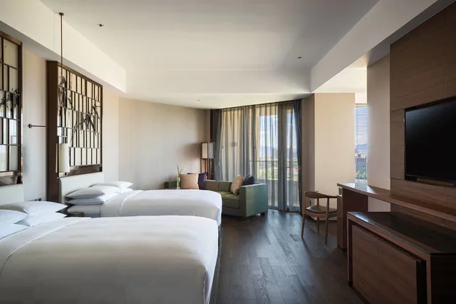 غرفة ديلوكس بسريرين مزدوجين بإطلالة على الجبل بشرفة، Beijing Marriott Hotel Changping 4/8