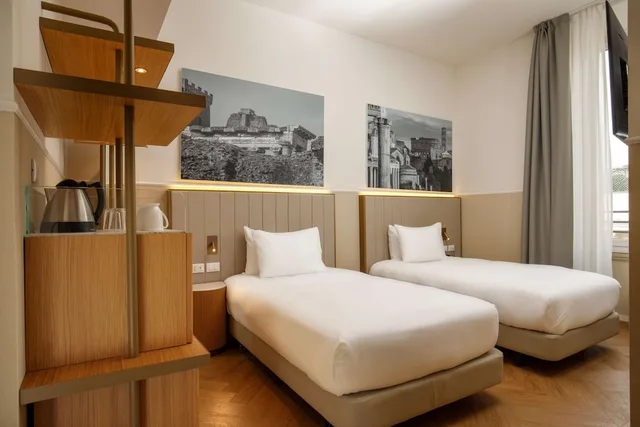 غرفة بسريرين منفصلين، Cosmopolita Rome Colosseum, Tapestry Collection by Hilton 2/4