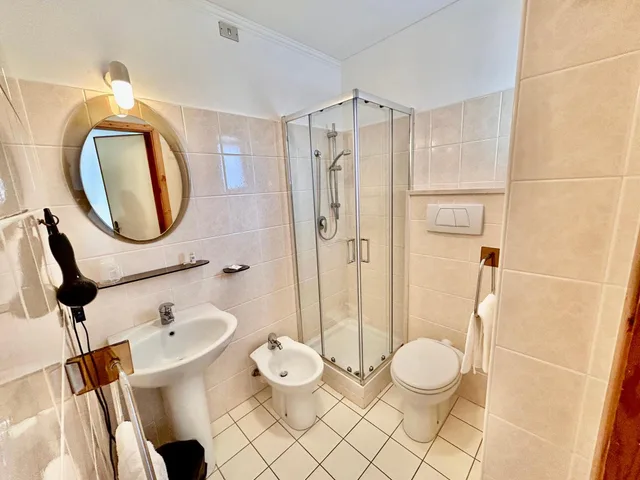 غرفة كلاسيكية ثلاثية بسرير كوين وسرير فردي، Hotel La Vetta Europa 3/3