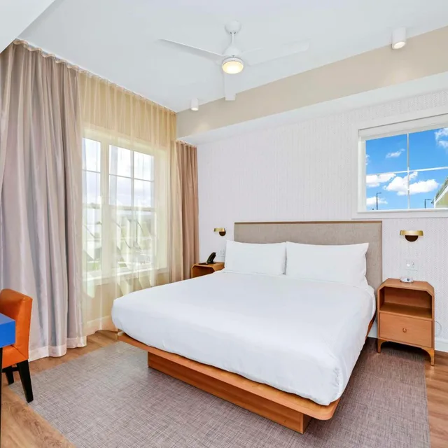 غرفة بسرير كينج بشرفة مع أريكة بمطبخ، Embassy Suites By Hilton Orlando Sunset Walk 2/10