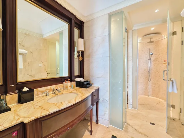 غرفة قياسية بسرير كينج بإطلالة على المسبح، Crowne Plaza Resort Sanya Bay 2/2