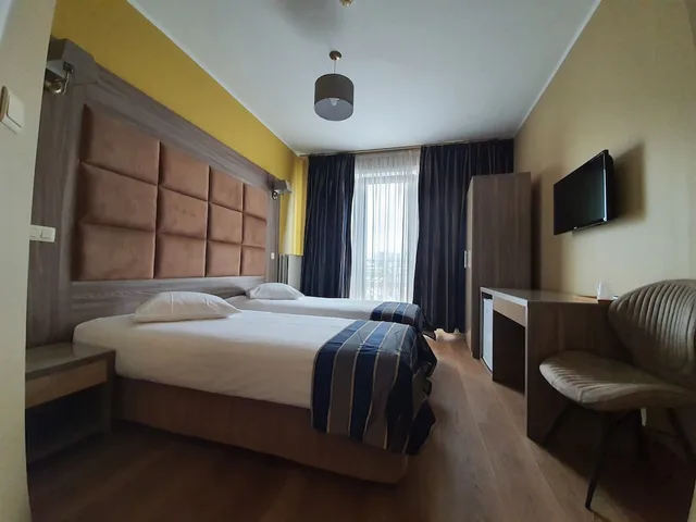 Superior, Twin Beds, Hotel Midi-Zuid 1/5