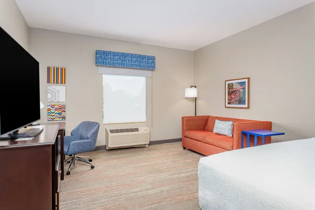 غرفة بسرير كينج مع أريكة لذوي الإعاقة، Hampton Inn & Suites Parkersburg Downtown 3/5