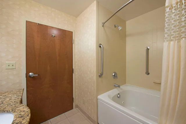 Room, King Bed, Bath and Shower, Sofa، Hampton Inn and Suites Indianapolis - Fishers 4/4