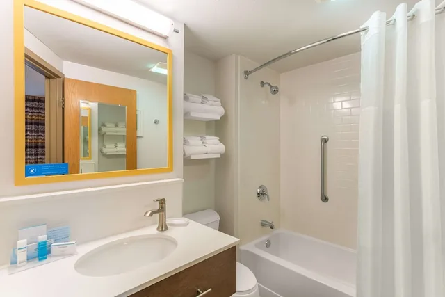 غرفة بسرير كينج مع أريكة، Hampton Inn Cedar Rapids 2/4