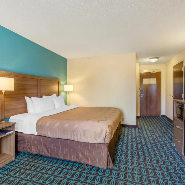 غرفة بسرير كينج مع أريكة، Quality Inn and Suites Sandusky 1/7
