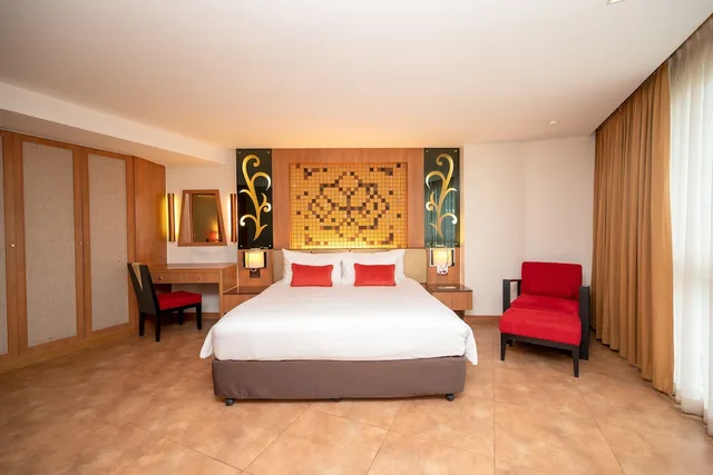 Deluxe, Suite, King Bed, Pool View, Sofa, Centara Nova Hotel Pattaya 1/10