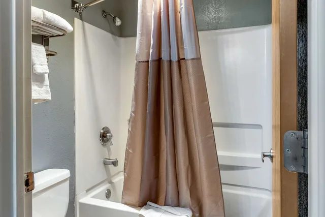 غرفة بسرير كينج لذوي الإعاقة، Econo Lodge West Coors Blvd 7/7