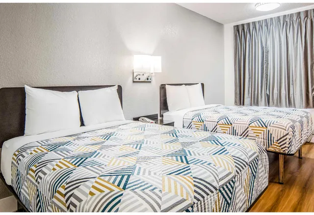 2 Queen Beds Mobility Accessible Tub Nsmk، Motel6 Addison, TX - Dallas 2/3