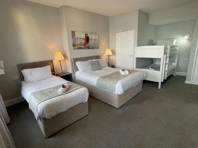 Gold, Family, Twin Beds, 1 Double and 1 Single Bed, Sea View, Sofa، Hotel Mon Ami 1/5