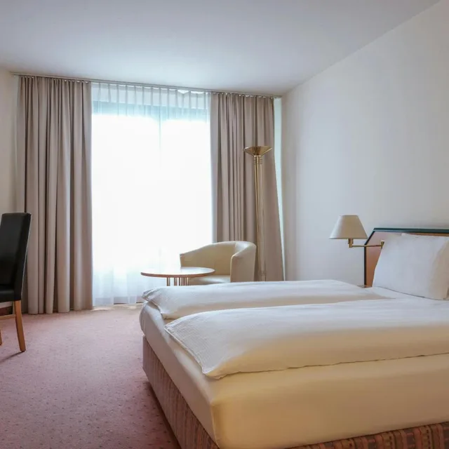 غرفة قياسية بسرير كينج وسرير كوين، FOUR Essen City Centre 10/10