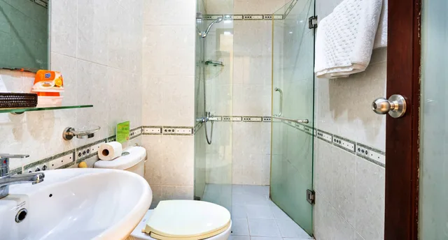 غرفة ديلوكس ثلاثية بسرير كوين وسرير فردي بإطلالة على المدينة، Vuong Quang Hotel 6/9