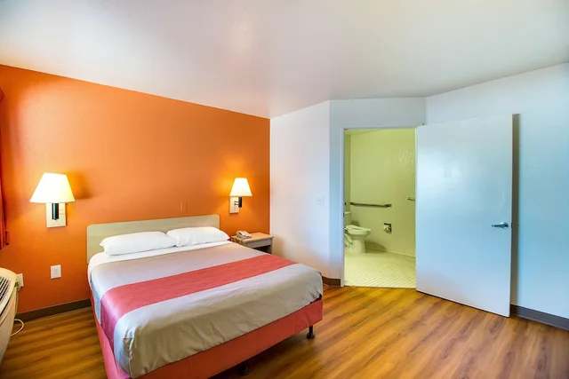 Standard, Queen Bed, Motel6 Phoenix, AZ - East 2/8