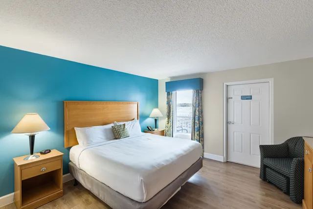 جناح بسرير كينج بإطلالة على المرسى بغرفة نوم واحدة مع أريكة، Ocean Key Resort Virginia Beach, Virginia 1/3