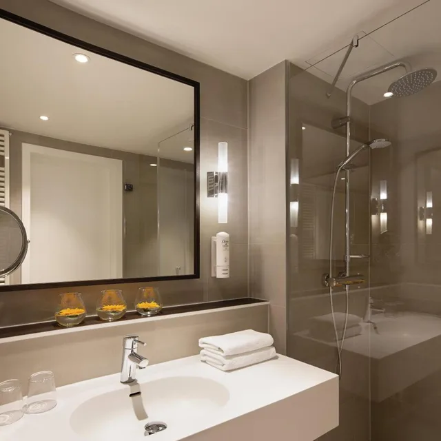 غرفة بسرير مزدوج بإطلالة على الفناء، Holiday Inn Berlin City Center East Prenzlauer Berg 7/10