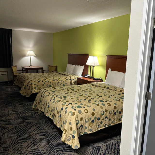 غرفة بسريرين كوين وسرير كوين، Baymont by Wyndham Omaha SW 3/6