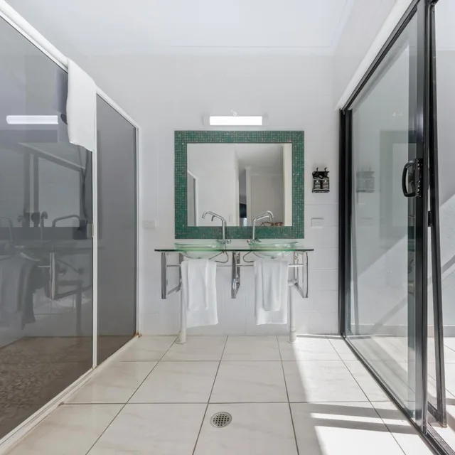 2 Bedrooms, Penthouse, 2 Bathrooms, Hot Tub, Balcony, Top Floor، at Waterfront Whitsunday Retreat - Adults Only 6/7