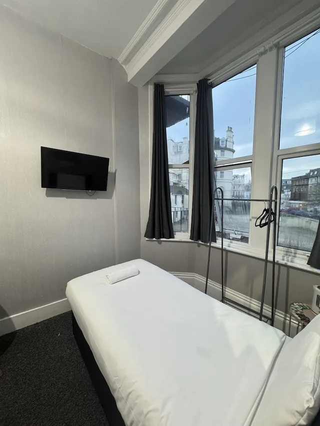 غرفة قياسية ثلاثية بسرير مزدوج وسرير فردي، OYO Marine Parade Hotel Eastbourne Pier 7/10