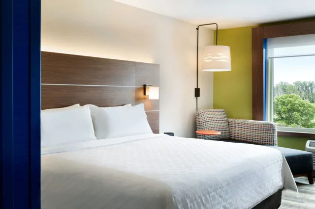 غرفة قياسية بسرير كينج لذوي الإعاقة، Holiday Inn Express and Suites - Mall of America - MSP Airport 1/10