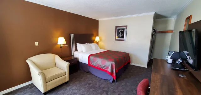 Standard, Queen Bed, Grand Forks Inn 2/3