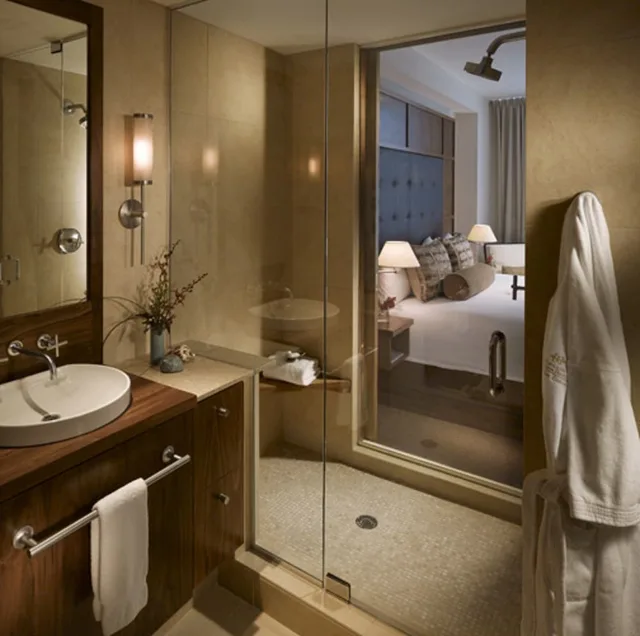 جناح شهر العسل بسرير كينج، Portland Harbor Hotel 3/3