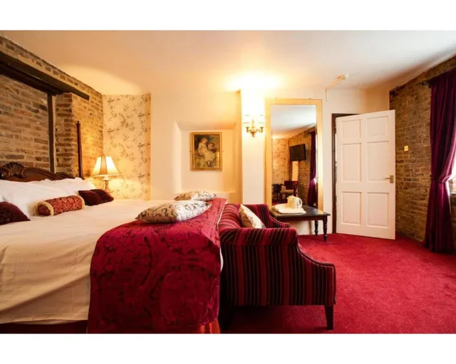 جناح سوبيريور، The Rose and Crown Hotel 4/7
