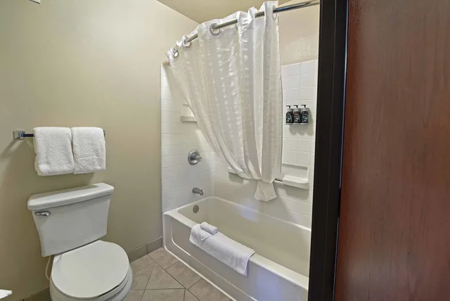 جناح بسريرين كوين بإطلالة على النهر، Oxford Suites Yakima 2/3