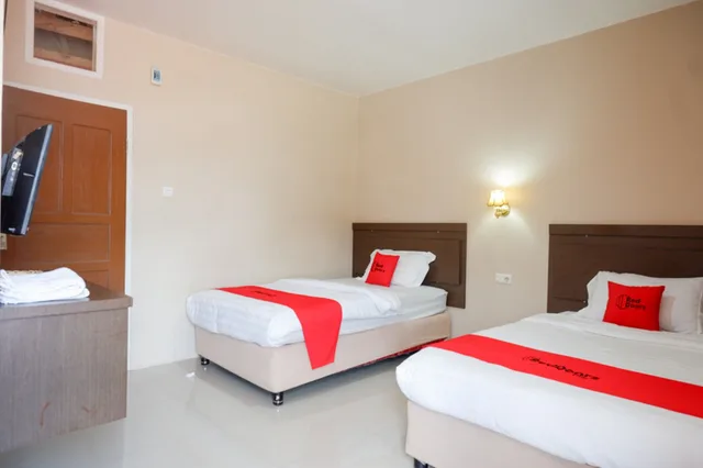 غرفة بسريرين منفصلين، RedDoorz Plus @ Hotel Srikandi Kendari 1/3