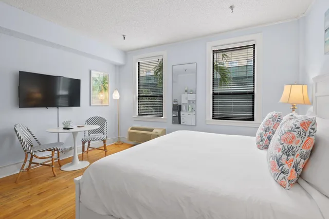 Studio, The Palm Beach Hotel 4/7