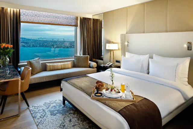 Club, King Bed, Bosphorus View, Sofa, Lounge Access, The Marmara Taksim 1/1