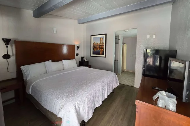 غرفة بسرير كينج لذوي الإعاقة، Super 8 by Wyndham San Jose Airport 1/4