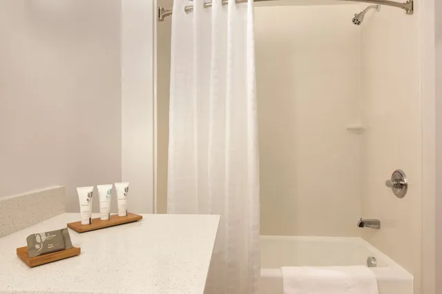 غرفة بسريرين كوين، Country Inn & Suites by Radisson, Shreveport-Airport LA 3/3