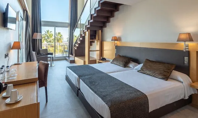دوبلكس بسرير مزدوج وسريرين منفصلين بإطلالة على الحديقة، Gran Palas Hotel 1/5