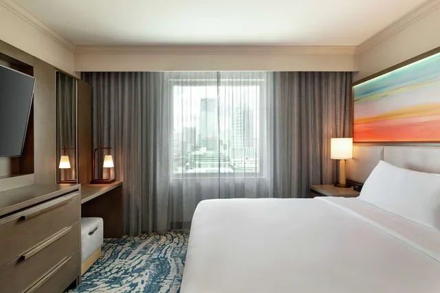 جناح ركني بسرير كينج مع أريكة، Embassy Suites by Hilton Tampa Downtown Convention Center 1/5