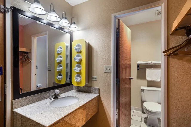 غرفة بسرير كوين، Motel6 Libertyville, IL 10/10