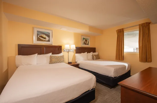 شقة سكنية بسرير كينج وسريرين كوين بغرفتي نوم بإطلالة جزئية على البحر مع أريكة، Grande Shores Ocean Resorts Condominiums 3/5