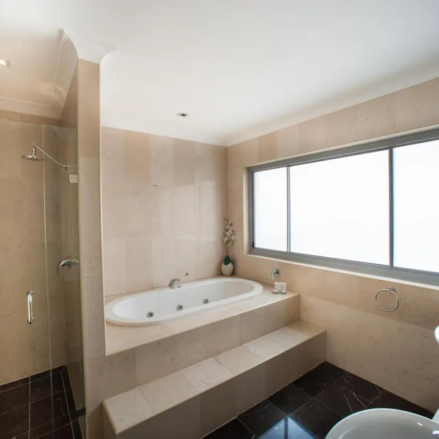 Business, Spa, Suite, King Bed، Ramada Hotel & Suites by Wyndham Sydney Cabramatta 3/3