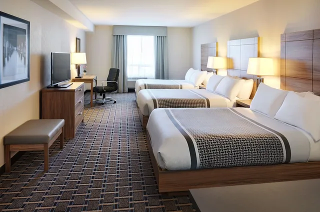 غرفة ديلوكس ثلاثية بسريرين مزدوجين بمطبخ، Pomeroy Inn And Suites Vermilion 1/3