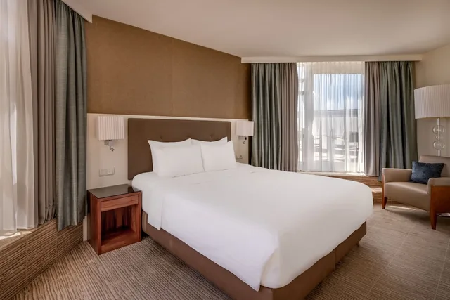 جناح جونيور بسرير كينج بشرفة بغرفة نوم واحدة، Munich Marriott Hotel 1/6