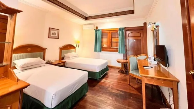غرفة بسرير كينج بإطلالة على المسبح، KRESNA HOTEL WONOSOBO 5/9