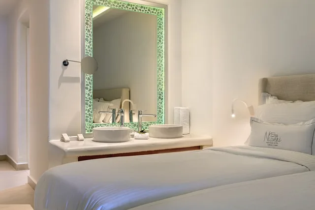 جناح تنفيذي بسرير كينج وسريرين منفصلين بإطلالة على البحر بحوض جاكوزي، Nissaki Boutique 9/10