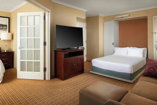 جناح عائلي بشرفة بغرفة نوم واحدة، Marriott Newport Beach Bayview 3/10